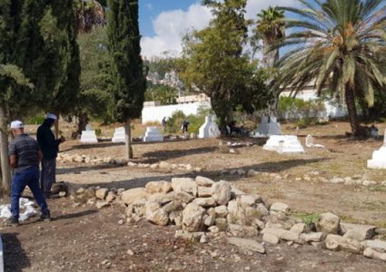 إقامة صلاة الجمعة على أراضي مقبرة القسام المهددة بالهدم