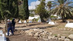 إقامة صلاة الجمعة على أراضي مقبرة القسام المهددة بالهدم