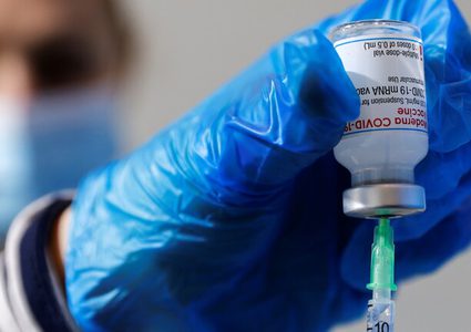 اليونان تغيّر موعد إعادة التطعيم ضد كورونا من 6 أشهر إلى 3