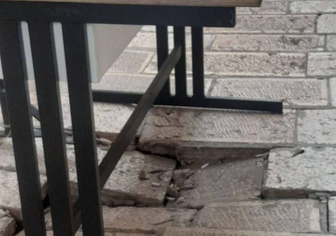 انهيار جزئي في أرضية منطقة باب الحديد بالقدس بسبب الحفريات