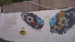 مستوطنون يخطون شعارات عنصرية في الشيخ جراح