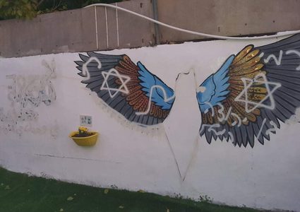 مستوطنون يخطون شعارات عنصرية في الشيخ جراح