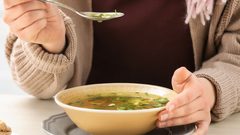 أطعمة ومشروبات تساعد في علاج مشكلة انتفاخ البطن