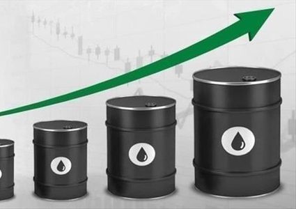 النفط يوسع مكاسبه بعد مفاجأة "أوبك+"