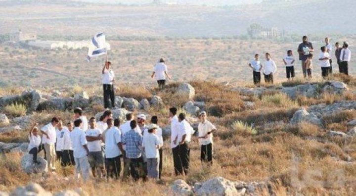 مستوطنون يضعون شمعدانات على مفترقات الطرق في الأغوار