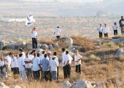 مستوطنون يضعون شمعدانات على مفترقات الطرق في الأغوار