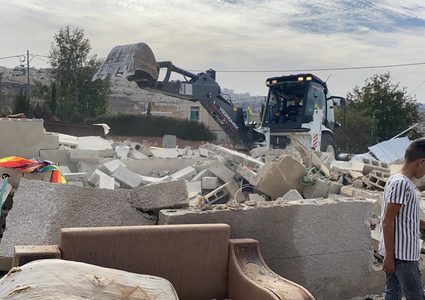 بلدية الاحتلال تجبر مقدسيا من عائلة الرجبي على هدم منزله