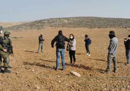 مستوطنون يعتدون على المزارعين في مسافر يطا بالخليل