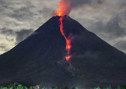 ارتفاع حصيلة قتلى ثوران بركان سيميرو في إندونيسيا إلى 13 قتيلاً