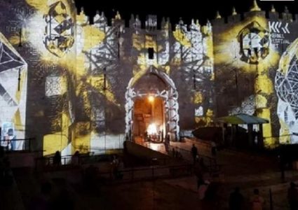 بلدية الاحتلال تضيء سور القدس برسومات تلمودية