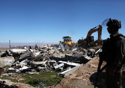 الاحتلال يجبر مواطنا على هدم منزله في واد الحمص جنوب القدس