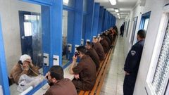 الاحتلال يحرم عشرات عائلات الأسرى من زيارة أبنائها في سجن "عوفر"