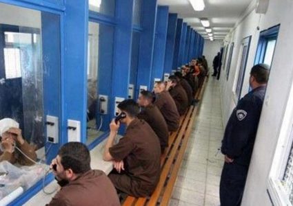 الاحتلال يحرم عشرات عائلات الأسرى من زيارة أبنائها في سجن "عوفر"