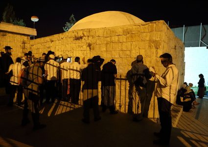 قوات الاحتلال تغلق السموع لتمكين المستوطنين من أداء طقوس تلمودية