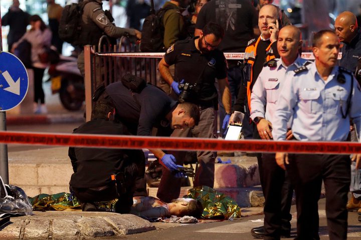 يديعوت: الاحتلال اعتقل شقيق منفذ عملية الطعن في القدس