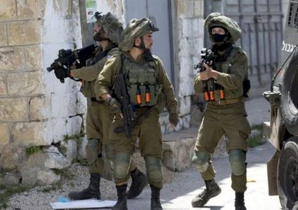 الخليل: الاحتلال يفتش عدة منازل