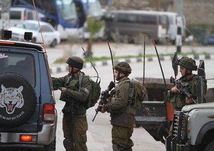 الاحتلال يداهم البيرة وينصب حاجزا عسكريا في أحد أحيائها