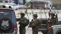 الاحتلال يداهم البيرة وينصب حاجزا عسكريا في أحد أحيائها