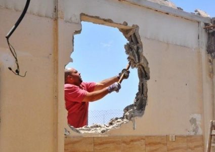 بلدية الاحتلال تجبر عائلة في سلوان على هدم منزلها ذاتيا