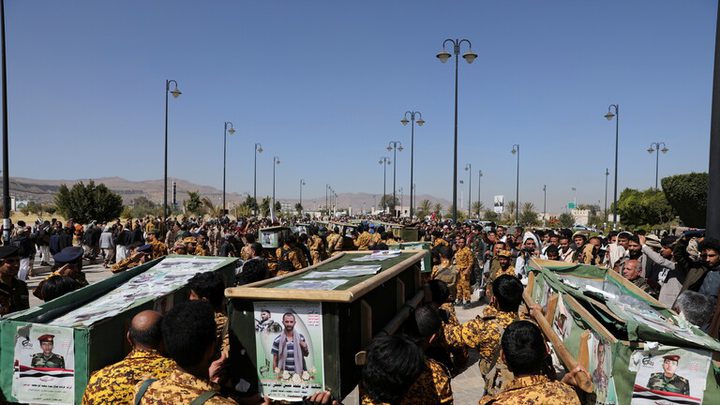 الحوثيون يشيعون 25 عنصرا قتلوا في معر