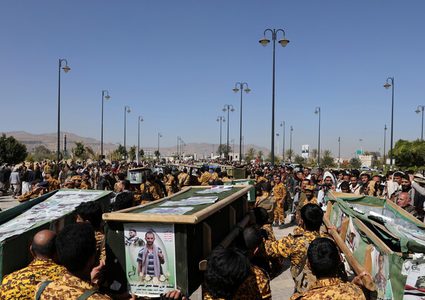 الحوثيون يشيعون 25 عنصرا قتلوا في معر