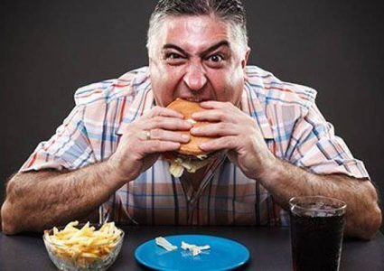 مطعم يحظر دخول زبون لأنه يأكل كثيرا