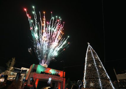 إضاءة شجرة الميلاد بميدان راشد الحدادين في رام الله