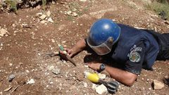 نبلس: الشرطة تتلف اجساما مشبوهة عُثر عليها في بلدة قبلان