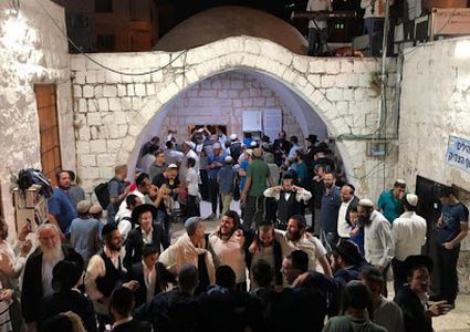 مستوطنون يقتحمون مقام يوسف شرق نابلس