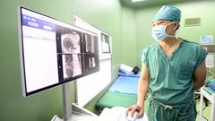 رجل يتفاجئ بنمو ضرس في أنفه