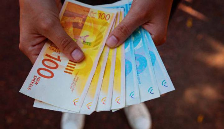 خبير اقتصادي:الخصم من رواتب الموظفين سيؤثر على الأسواق الفلسطينية