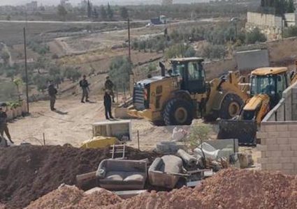 الاحتلال يهدم منزلا وبئر مياه ويجرف 105 دونمات في محافظة الخليل