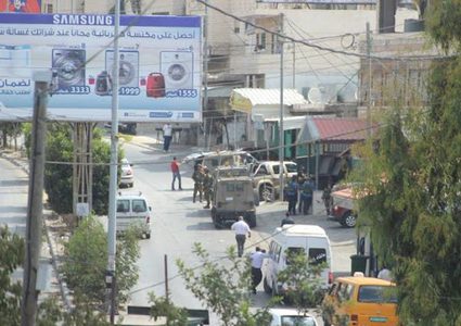 الاحتلال يفحص كاميرات المراقبة لأحد المنازل في بلدة الخضر