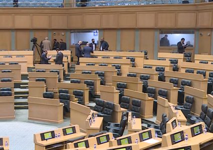 نواب أردنيون يحتجون على توقيع اتفاق "النوايا" مع الاحتلال