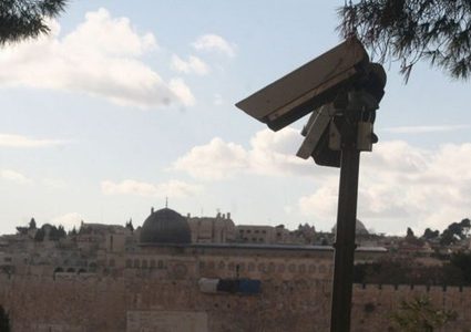 الاحتلال ينصب كاميرات مراقبة في شارع صلاح الدين في القدس المحتلة