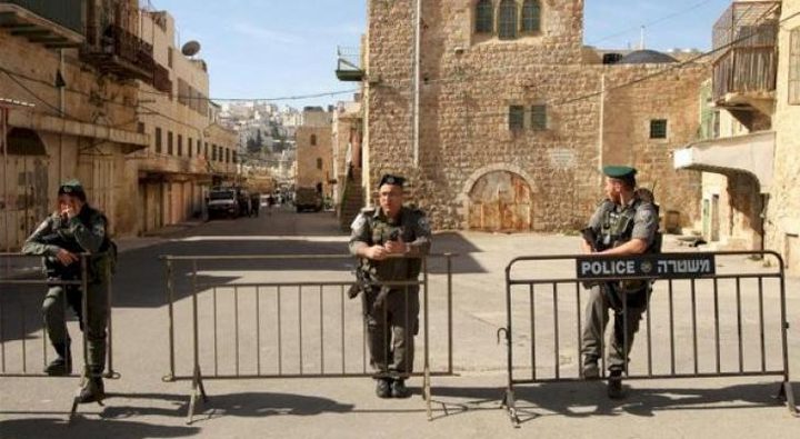 الاحتلال يمنع لجنة اعمار الخليل من ترميم 12 منزلا بالبلدة القديمة