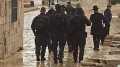 عشرات المستوطنين يقتحمون الأقصى صباح اليوم