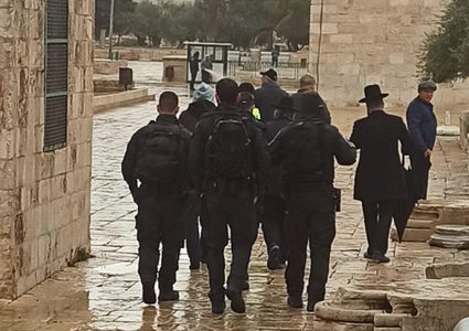 عشرات المستوطنين يقتحمون الأقصى صباح اليوم