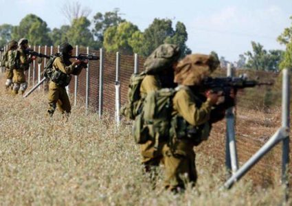 الاحتلال يعتقل شابين ويطلق الرصاص على المزارعين شرق غزة