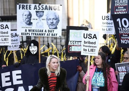 محكمة بريطانية تسمح بتسليم جوليان أسانج للولايات المتحدة