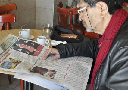 الرئيس يمنح الكاتب حسن البطل وسام الثقافة والعلوم والفنون