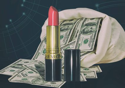 النساء تشتري أحمر الشفاه في أوقات الركود والأزمات الاقتصادية