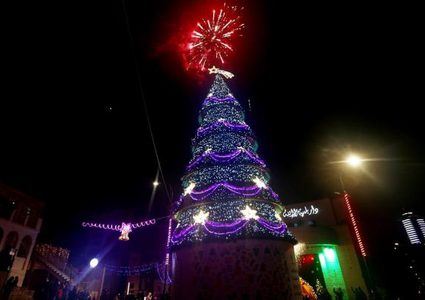 إضاءة شجرة الميلاد وسط مدينة أريحا