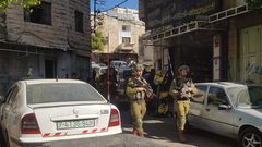 قوات الاحتلال تقتحم شارع الشلالة وسط الخليل