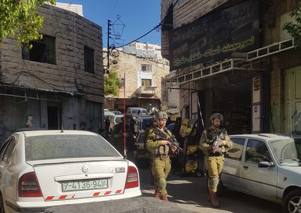 قوات الاحتلال تقتحم شارع الشلالة وسط الخليل