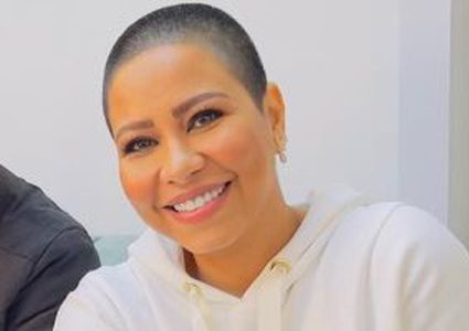 شيرين عبد الوهاب تطلب من جمهورها تقبل شكلها الجديد