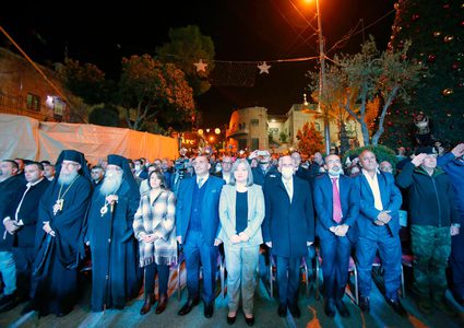 بيت جالا تحتفل بإضاءة شجرة الميلاد