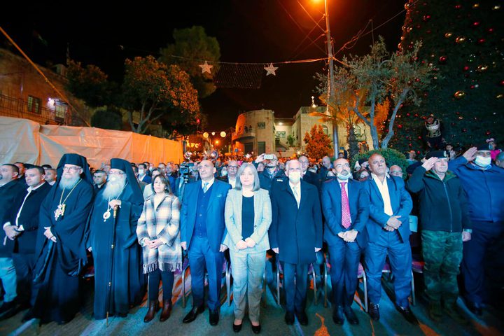 بيت جالا تحتفل بإضاءة شجرة الميلاد