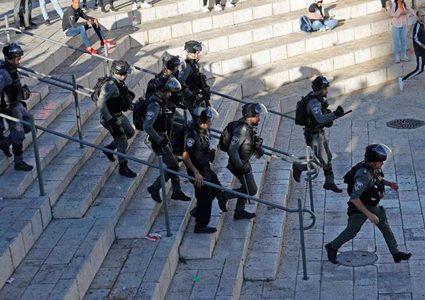 الاحتلال يعتدي على شاب قبل اعتقاله في منطقة باب العامود