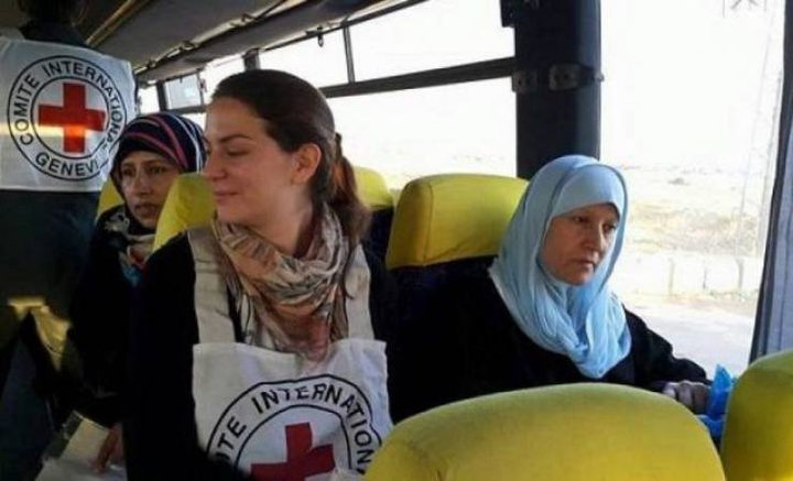 الاحتلال يمنع عشرات من عائلات الأسرى من زيارتهم في "عوفر" والنقب"